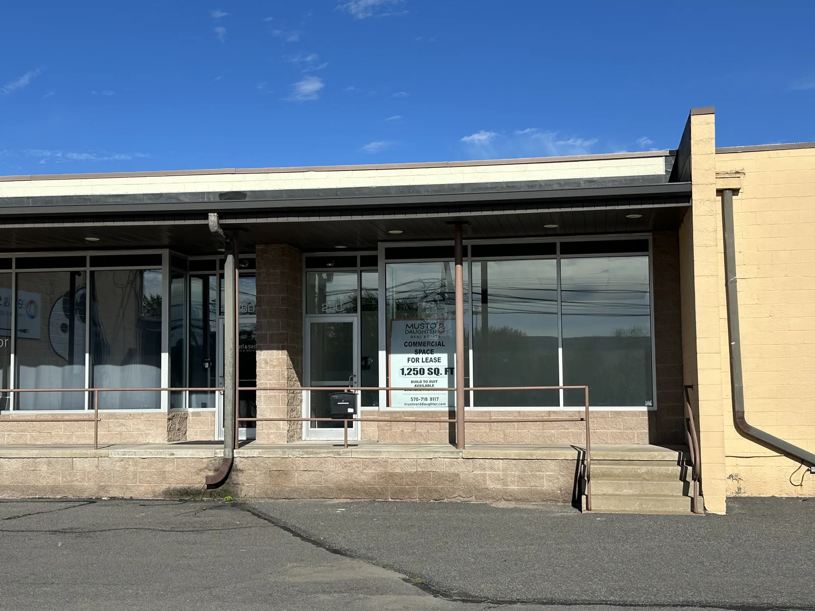 25C Gateway Shopping Center storefront with leasing sign