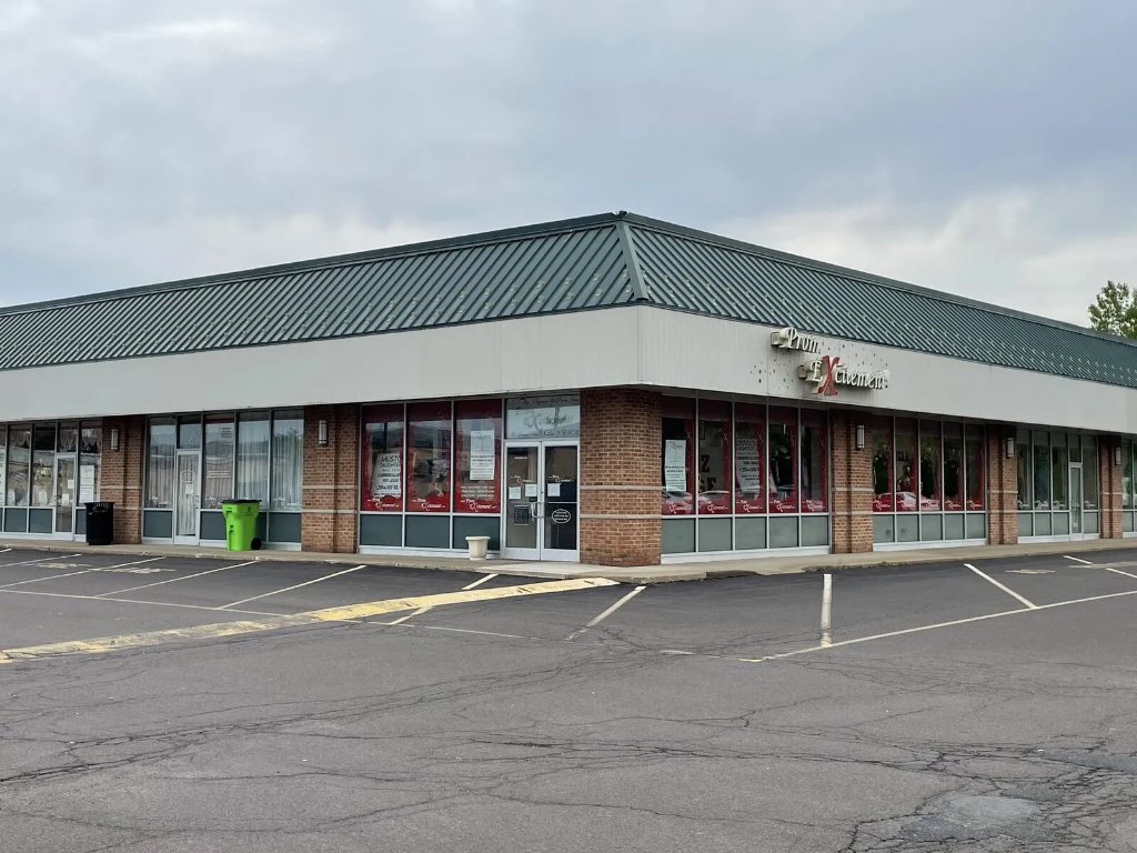 26B Gateway Shopping Center exterior or floorplan